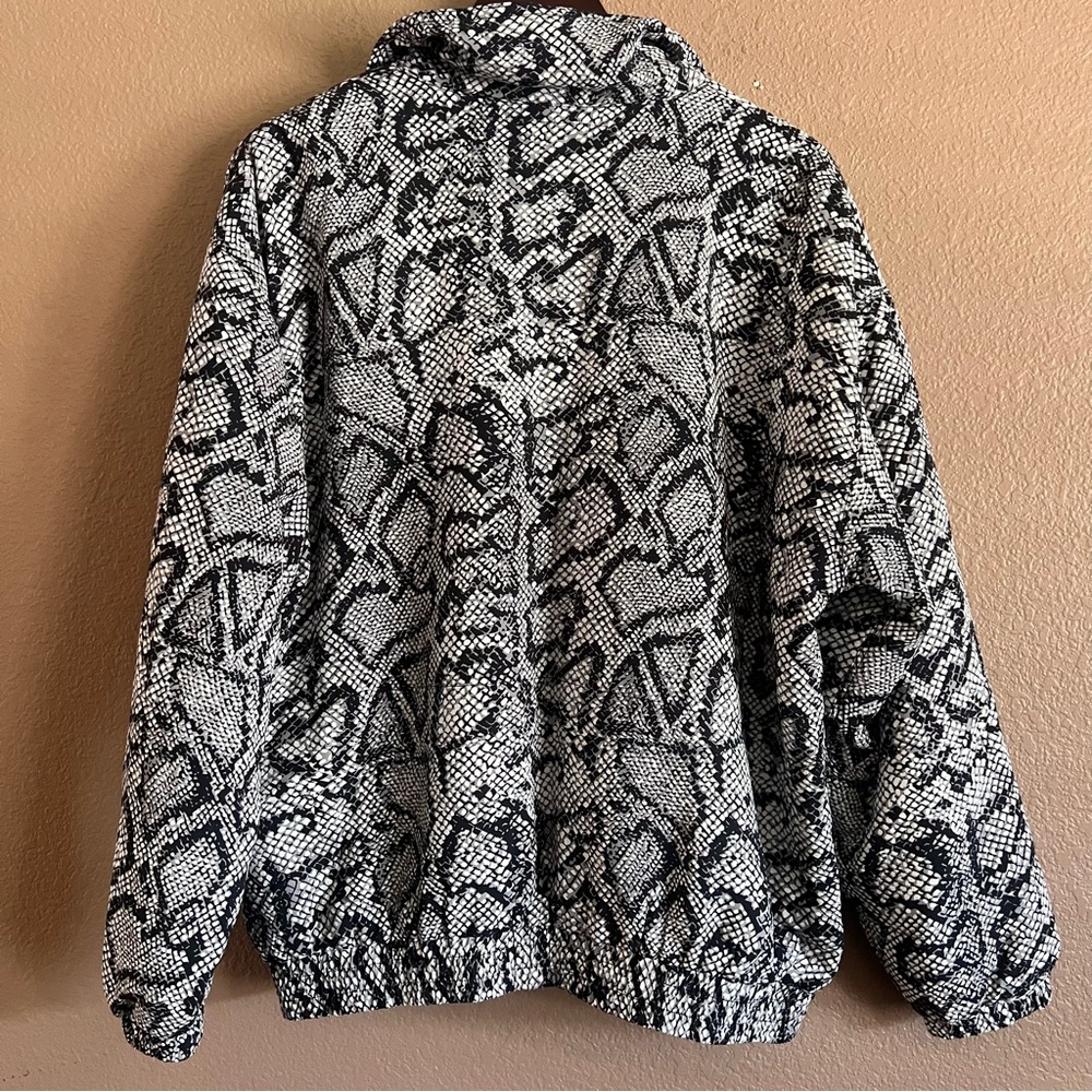 Urban Outfitters Snakeskin Pattern Full Zip Jacket Size Medium - Picture 5 of 8